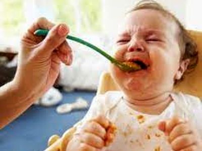اثرات منفی زوری غذا دادن به کودک