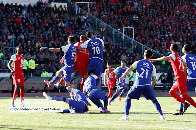 فوتبال پرسپولیس و استقلال در استادیوم آزادی تهران