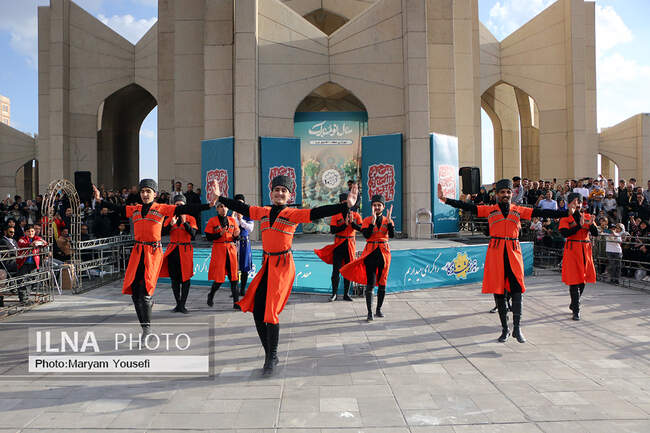 گردشگران نوروزی در مقبره الشعرا تبریز