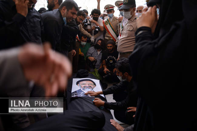 خاکسپاری پیکر حجت الاسلام سید محمود دعایی در حرم امام خمینی (ره) 