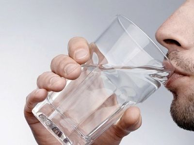 واکنش بدن به نوشیدن آب به صورت ناشتا