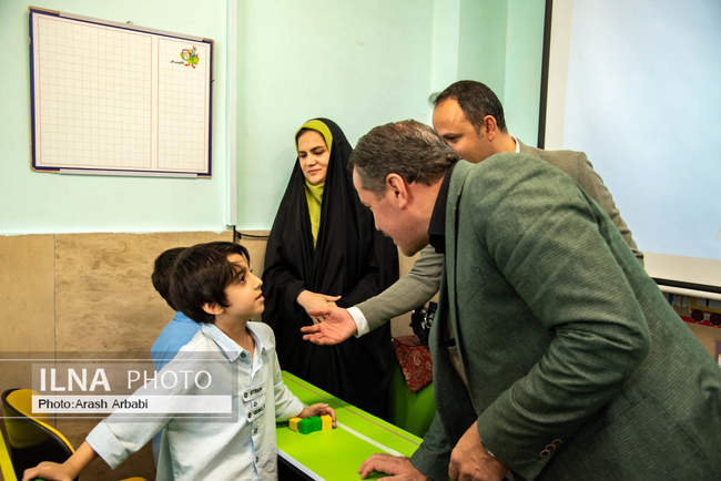 بازدید رییس کنفدراسیون اتحادیه کارمندان بخش عمومی ترکیه از دبستان ا�