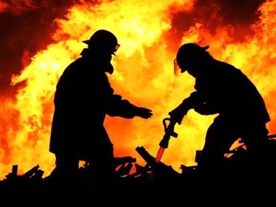 مصدومیت دو آتش‌نشان در حریق مجتمع مسکونی سمنان 
