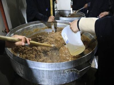 پخت بزرگ‌ترین حلوای نذری شهر شیراز در حرم علی‌بن‌حمزه (ع)
