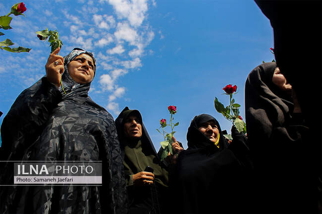 گلباران مسیر حرم امام رضا(ع) با حضور دختران مشهدی