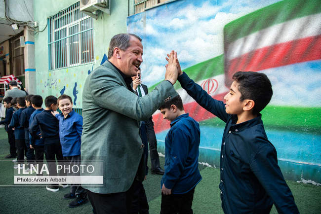 بازدید رییس کنفدراسیون اتحادیه کارمندان بخش عمومی ترکیه از دبستان ا