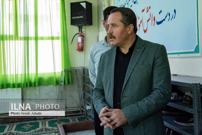 بازدید رییس کنفدراسیون اتحادیه کارمندان بخش عمومی ترکیه از دبستان ا