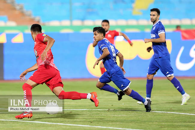 دیدار تیمهای فوتبال استقلال تهران و تراکتورسازی تبریز