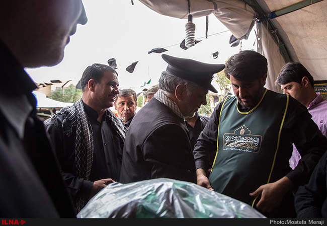 اهداء پرچم حرم امام رضا (ع) به موکب های مستقر در مهران