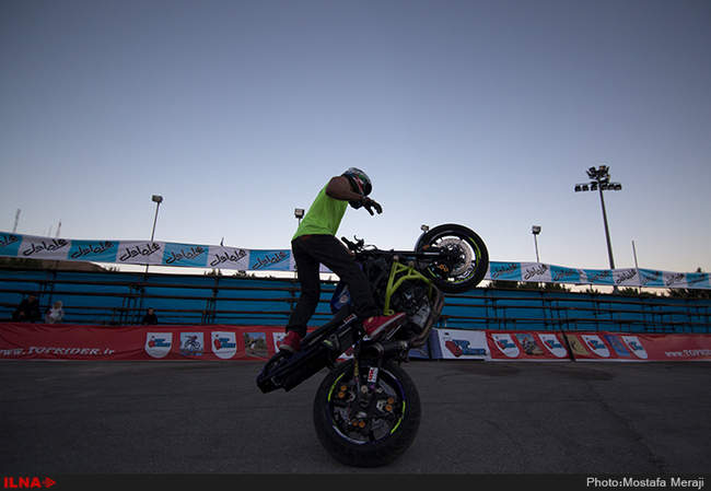 اجرای حرکات نمایشی تاپ رایدر در پارک ملت شهر کرد