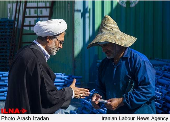 اهداء گل به کارگران صنعتی قم به مناسبت هفته کارگر
