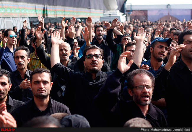 مراسم عزاداری و خیمه سوزان روز عاشورا در میدان امام حسین (ع) 