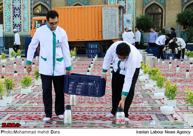 ضیافت افطاری در حرم مطهر امام رضا (ع) 