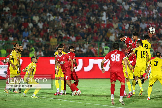 دیدار تیمهای فوتبال پرسپولیس تهران و فجر شهید سپاسی شیراز 
