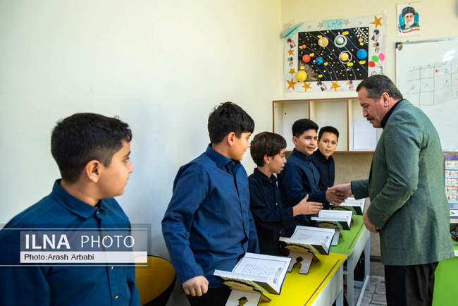 بازدید رییس کنفدراسیون اتحادیه کارمندان بخش عمومی ترکیه از دبستان ا�