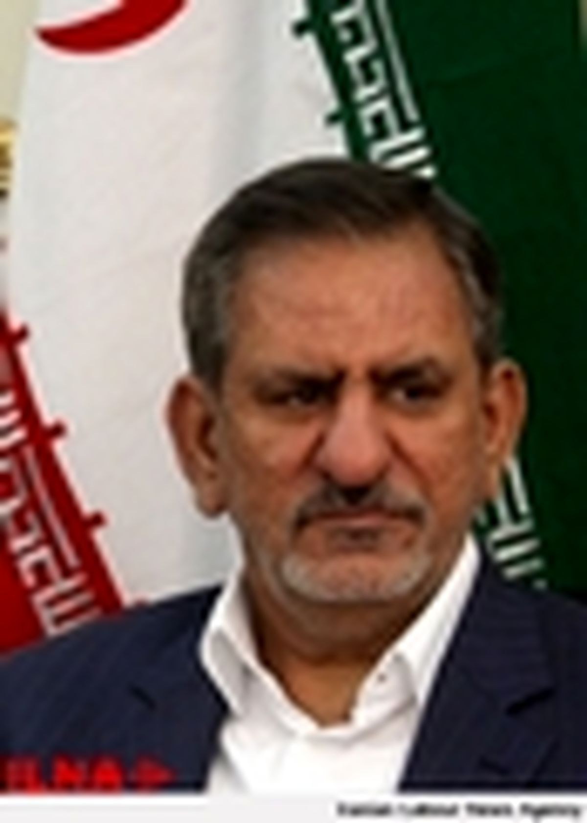 هر کسی یک چوب برداشته و بر سر خودروسازان می‌زند