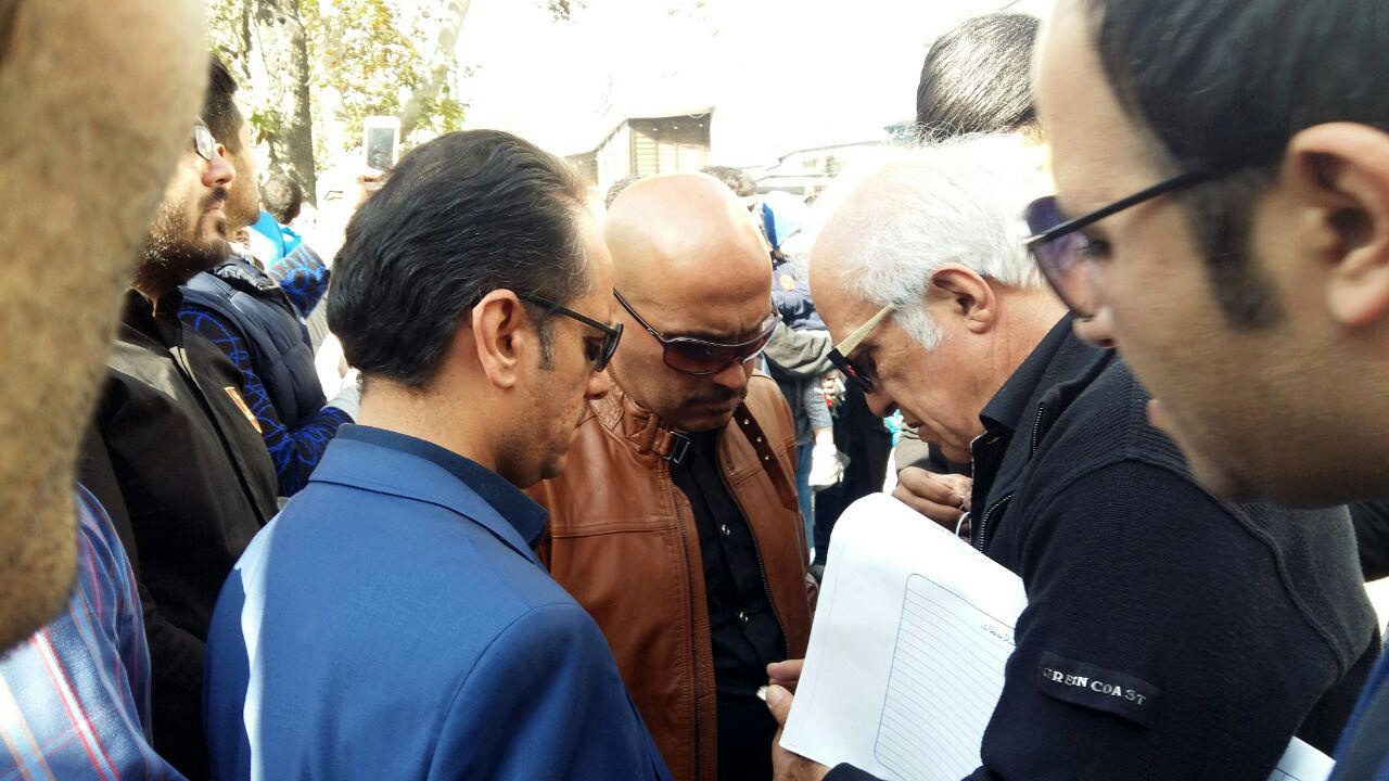 تجمع  هواداران و پیشکسوتان با بغض و اشک مقابل بیمارستان ایرانمهر + تصاویر