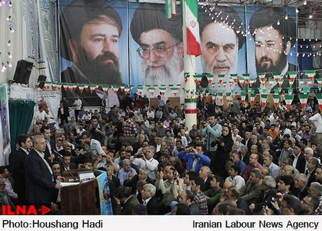 وزیر کار به همراه دبیر کل خانه کارگر در اجتماع بزرگ کارگران حاضر در ح