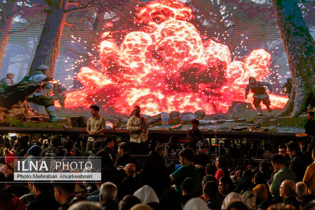 رونمایی از مجسمه «زانو زنندگان برابر ایران»