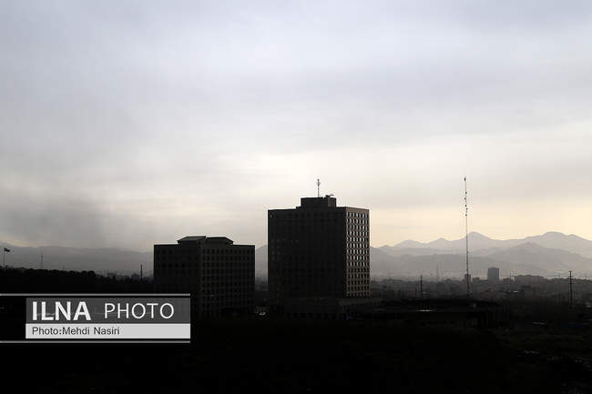  آسمان سیاه تهران پس از حمله به انبارهای نفتی