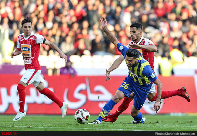 دیدار تیم های فوتبال پرسپولیس تهران و گسترش فولاد تبریز