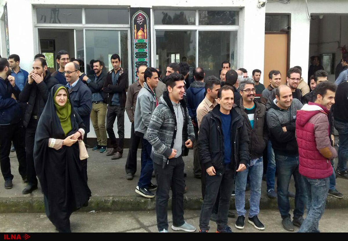 تجمع کارگران ایران پوپلین مقابل درب کارخانه