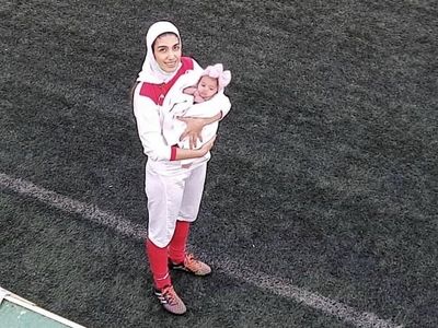 پوستر فدراسیون فوتبال به مناسبت روز مادر با تصویری از هافبک تیم ملی و دخترش
