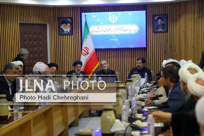 دیدار رئیس‌جمهور با علما و مراجع عظام در سفر به قم
